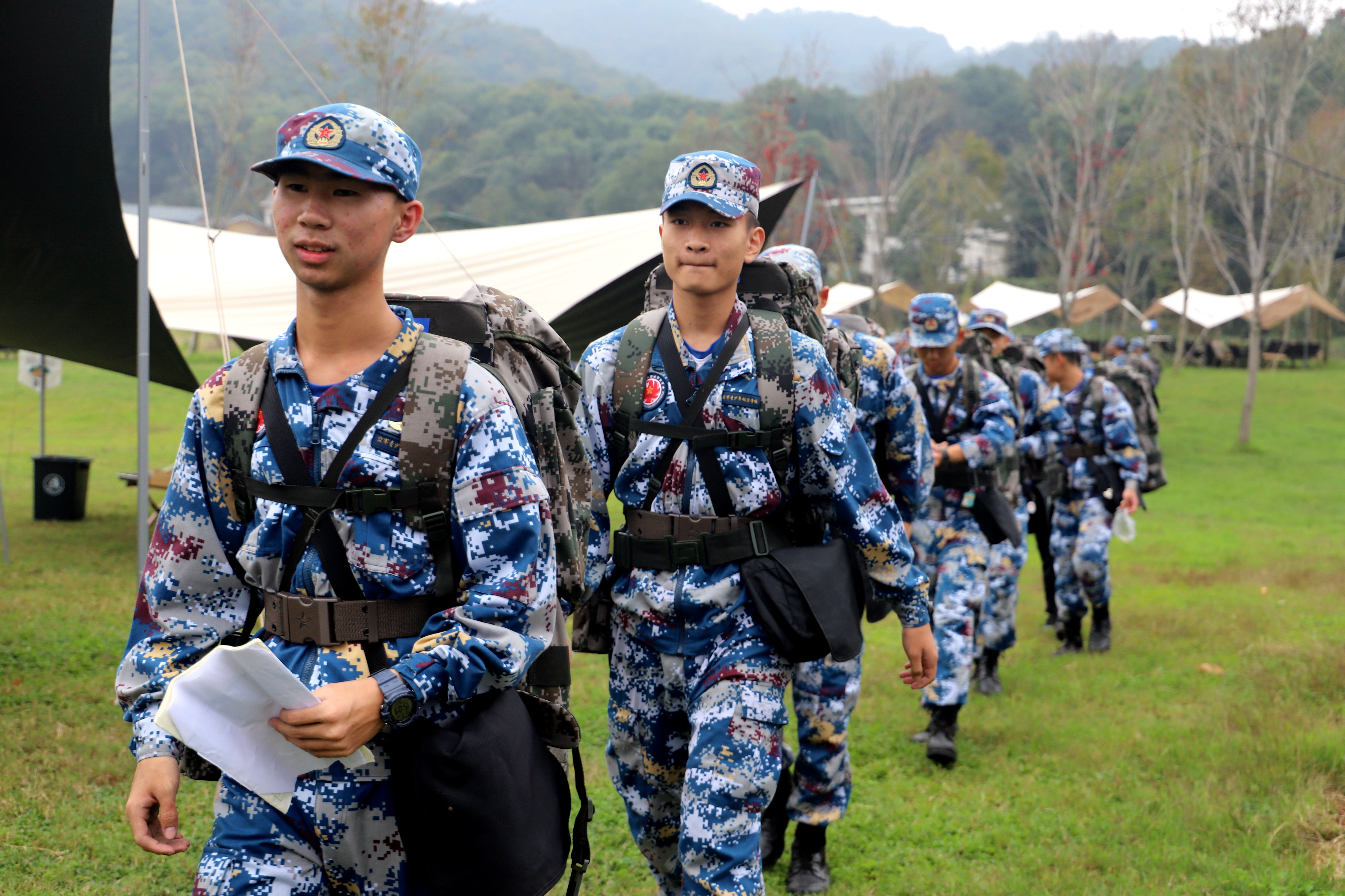 航空实验班学员举行野外生存演练。