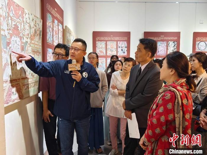 11月7日，“妙音曼舞——敦煌乐舞文化主题展”台湾花莲场开幕式在台湾东华大学举办。图为敦煌研究院学者为现场嘉宾和观众进行讲解。台湾沈春池文教基金会供图