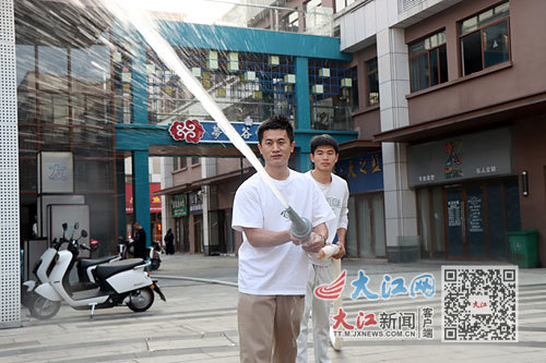 喻龙(左)学习消防技能