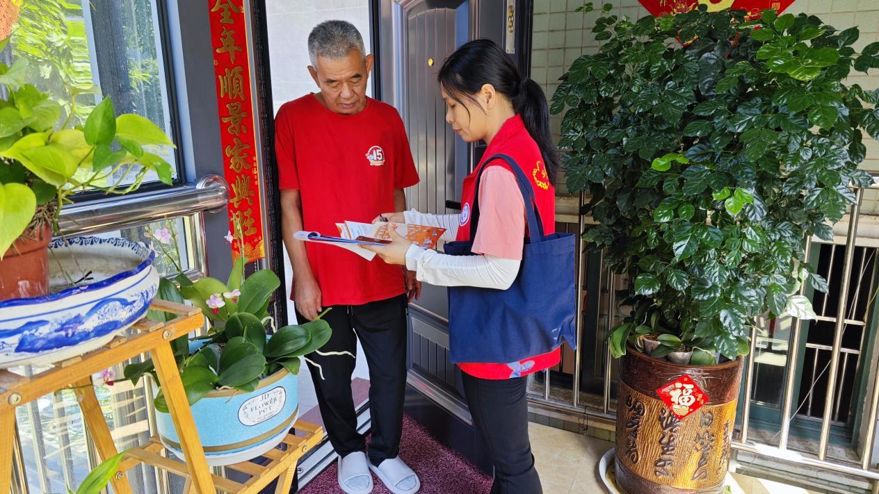 社区工作人员上门普及智能居家适老化改造，拍摄人：陈钰妮