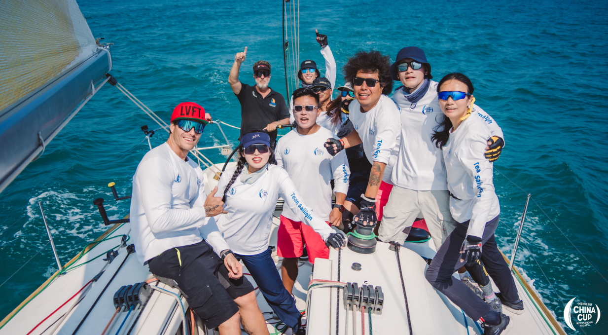 乘风而起，爱我所爱  窦骁与队友捧起“中国杯”