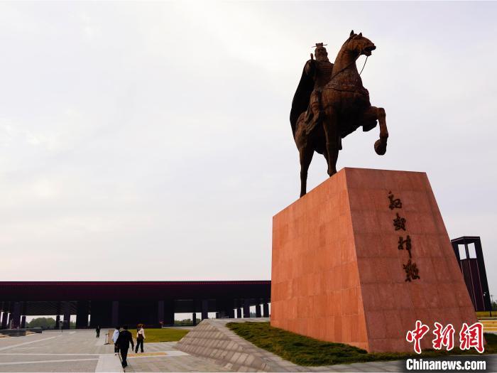 河南安阳：曹操高陵遗址博物馆吸引游客“打卡”