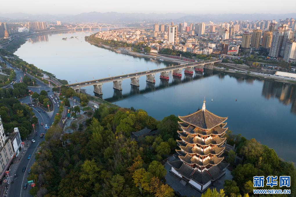 汉江从安康市城区流过（11月5日摄，无人机照片）。