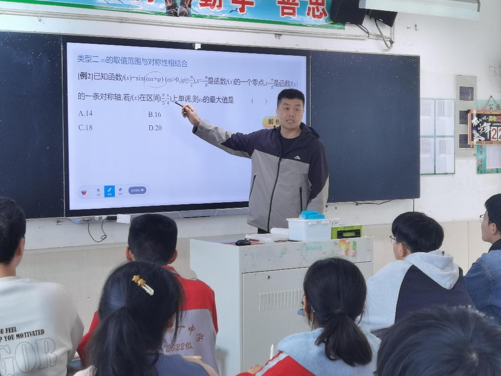陈辉老师正在课堂上为学生授课。涡阳县委宣传部供图