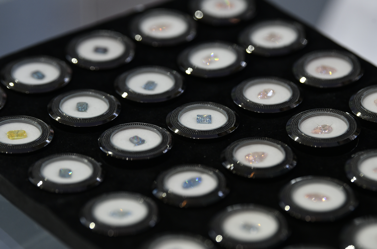 共赴钻界盛宴！2024培育钻石展销会暨电商节在郑州开幕