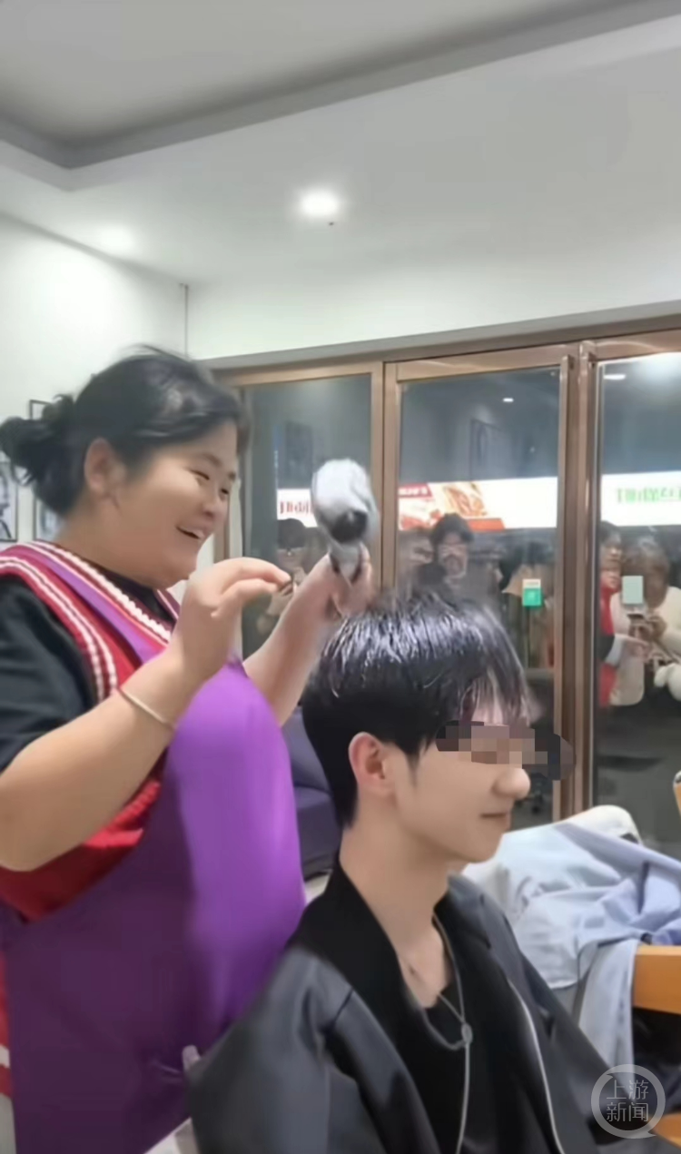 李晓华直播时，门外挤满了粉丝和主播。视频截图