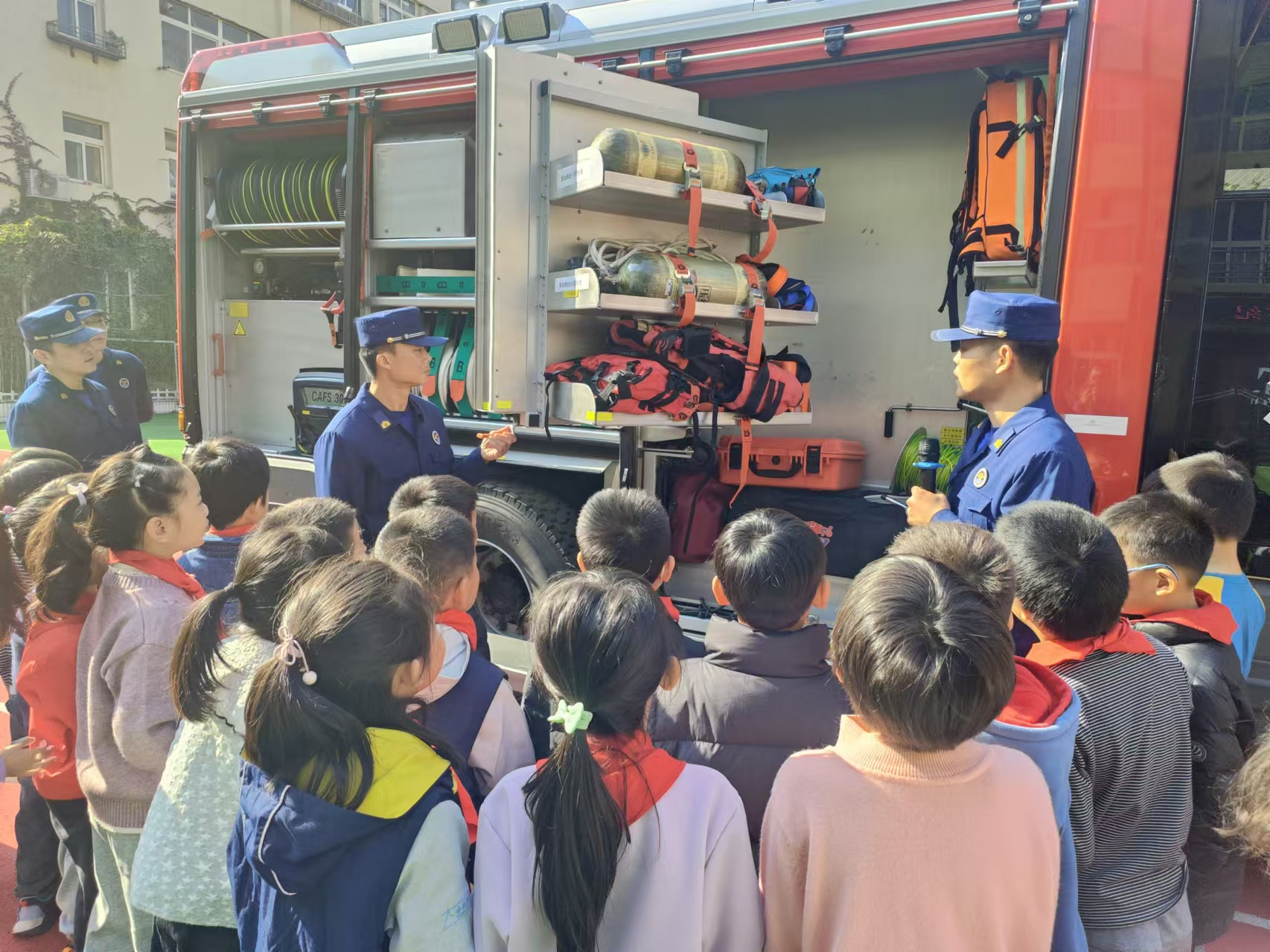 “火焰蓝”守护校园，消防安全润童心！青岛朝城路小学开展消防安全教育活动