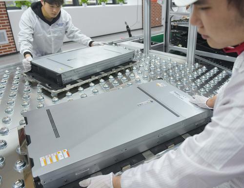 ▲11月6日，位于西部（重庆）科学城的重庆科学城芯鸿数智科技有限公司，工作人员在智能计算生产线检测刚下线的服务器。记者 张锦辉 摄