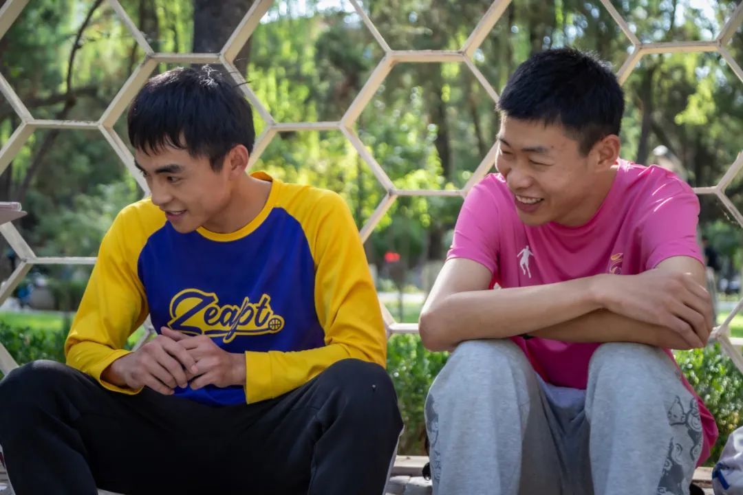 孙国涛（右）和室友（左）