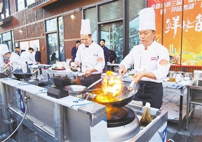 厨师们在现场烹饪美食