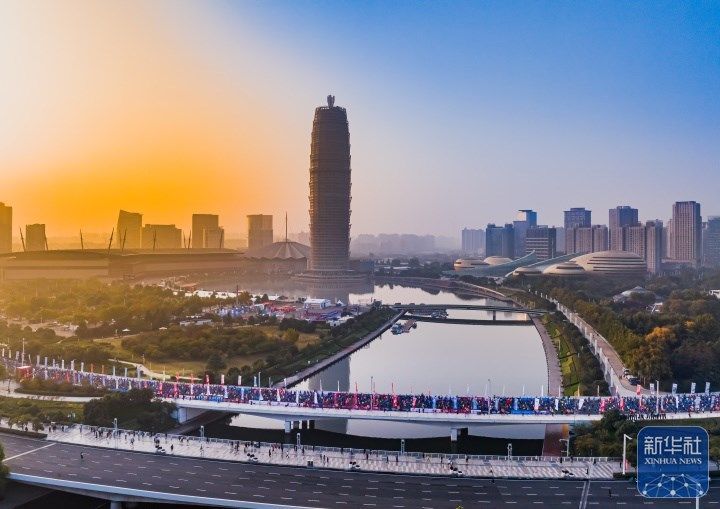 参赛队伍经过“大玉米”附近。王力尧 摄