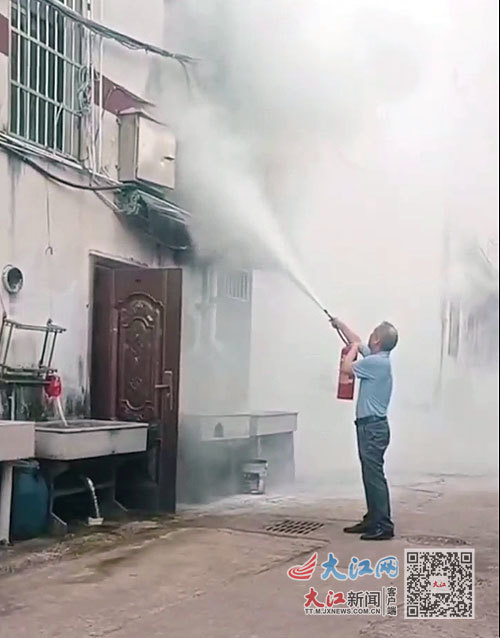 钱高贤正在灭火