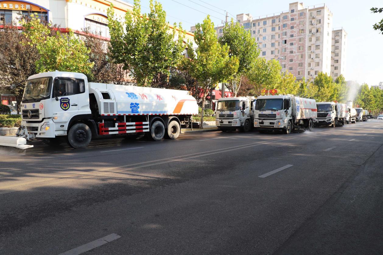 ▲在虞城县东明路，多辆清扫车驶过的路面干净整洁。 贾震 摄