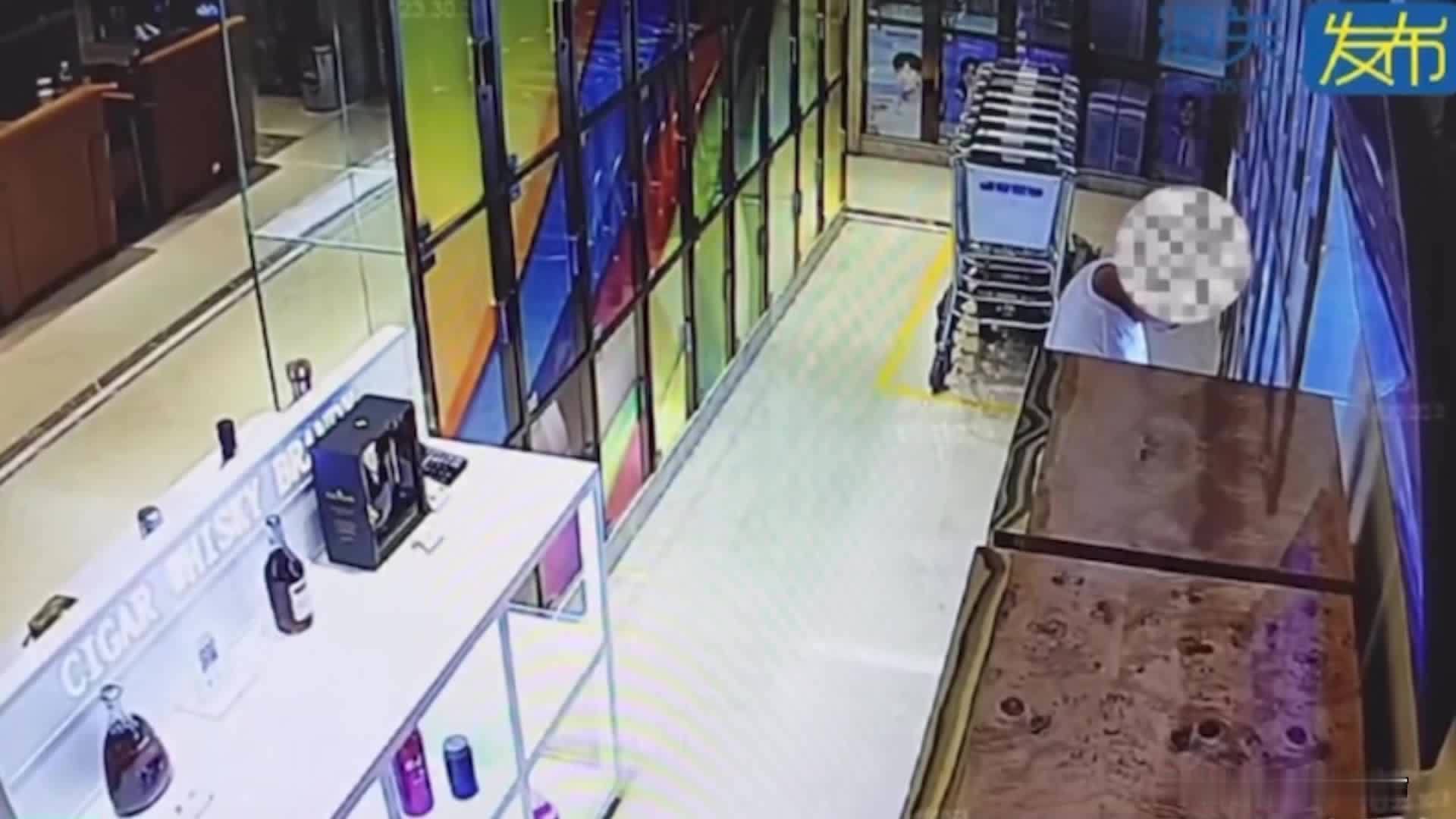 2名旅客利用海口机场储藏柜走私10部手机，被海关查获并立案处理