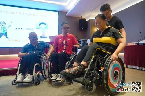 谢俊武在培训班上和“伤友”交流轮椅使用技巧。