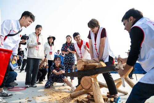 国际代表队参加“同心锯木”项目