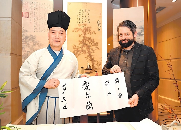 11月3日,“世界古典学大会·走读中国之中原行”活动在郑州启动。来自13个国家的40多位外籍古典学专家学者,走进郑州商都遗址博物院,感受中华文化的博大精深和中华文明的源远流长。记者 邓放 摄