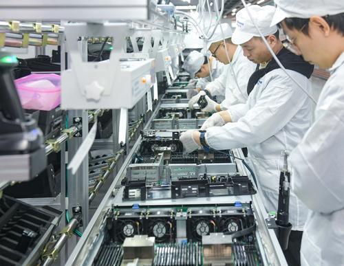 ▲11月6日，位于西部（重庆）科学城的重庆科学城芯鸿数智科技有限公司，工作人员在芯鸿数智生产中心服务器装配线作业。记者 张锦辉 摄
