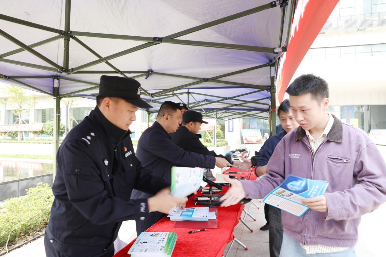 向职工发放普法宣传资料