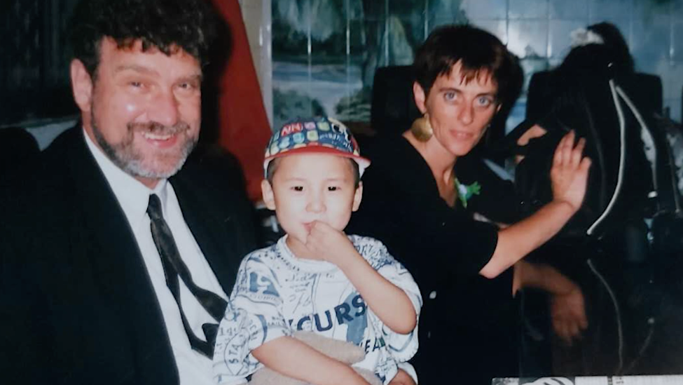 男孩走丢后被荷兰夫妻收养：初见养父母，他们拿着家人相册紧张地给我介绍