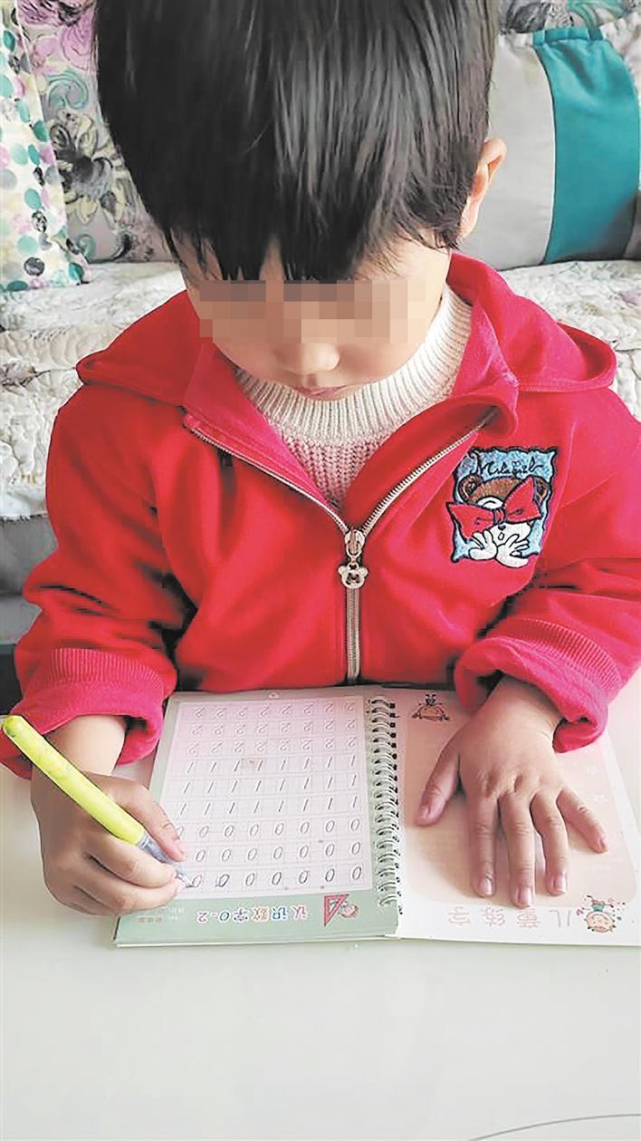 小花认真练习写字