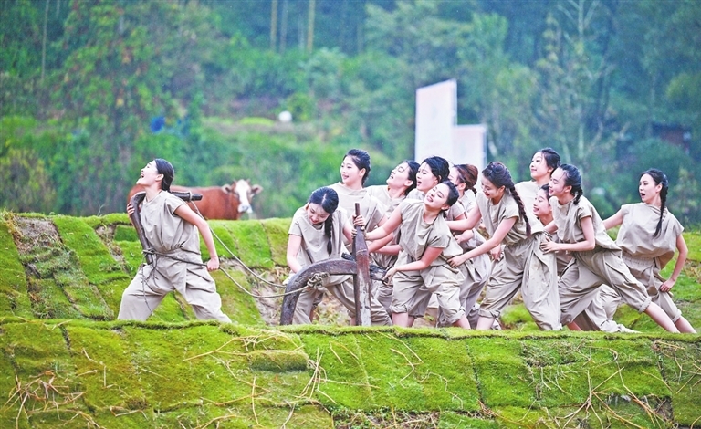 山东青年政治学院带来的群舞《土》,表达出劳动人民对土地的眷恋。