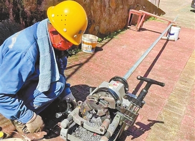 ▲ 工人在进行燃气设施老化更新改造。