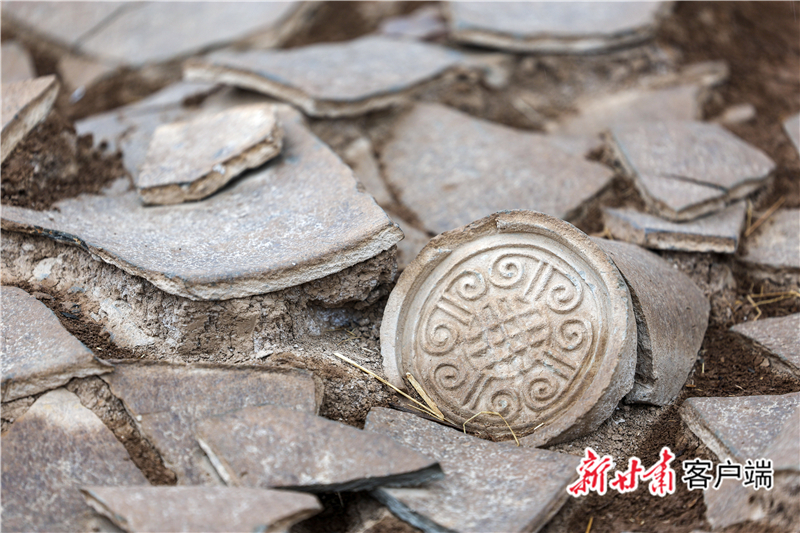 礼县四角坪遗址出土的云纹瓦当　新甘肃&middot;甘肃日报记者　冯乐凯