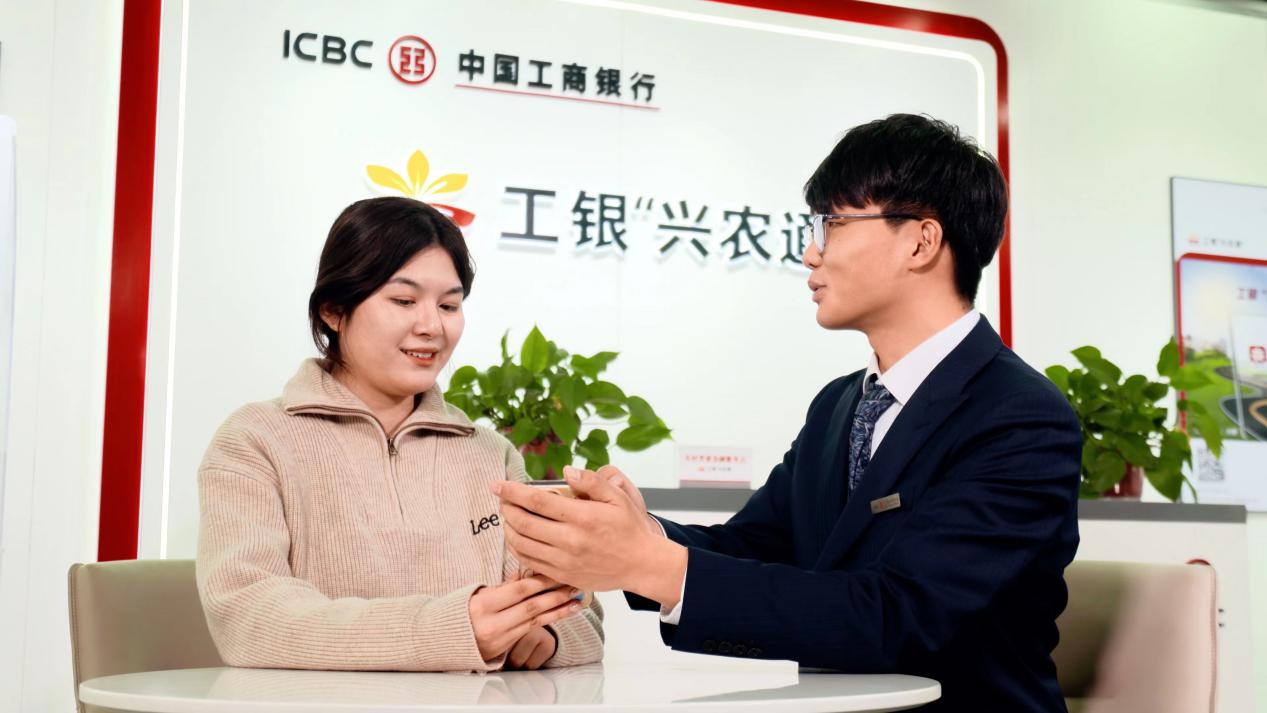 在工行河北省分行普惠金融服务网点，工行工作人员正在向农业经营者介绍“工银兴农通”APP（拍摄：宫轩）