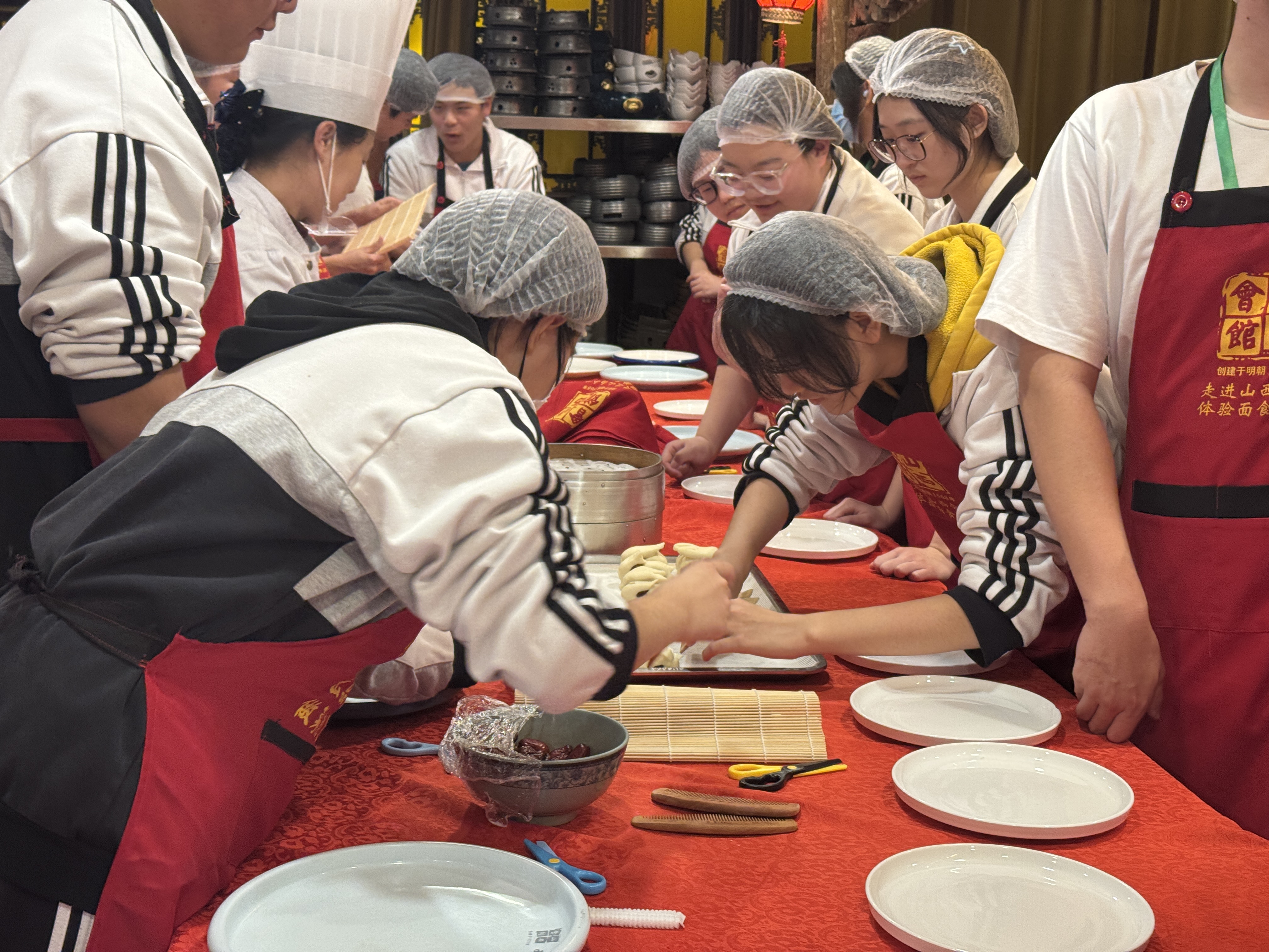 学生们体验面食制作