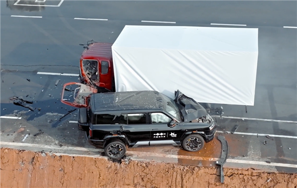 相对速率90km/h撞4.5吨大卡车！方程豹豹8完成对碰跌落本质