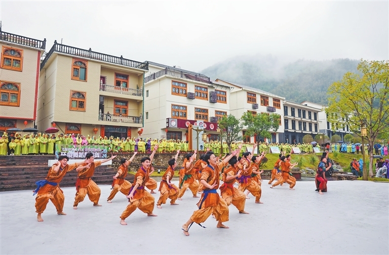 群舞《板儿》将山东快书的说唱艺术与山东民间舞“鼓子秧歌”结合,展现了黄河沿岸男子坚韧不拔的气概,获得了现场观众的阵阵掌声。