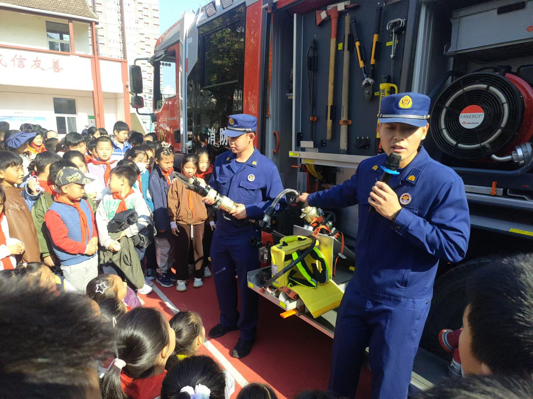 “火焰蓝”守护校园，消防安全润童心！青岛朝城路小学开展消防安全教育活动