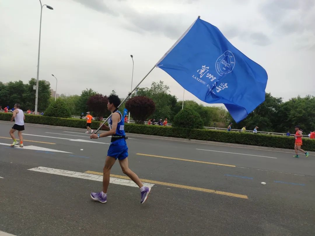 孙国涛扛着校旗参加“兰马”