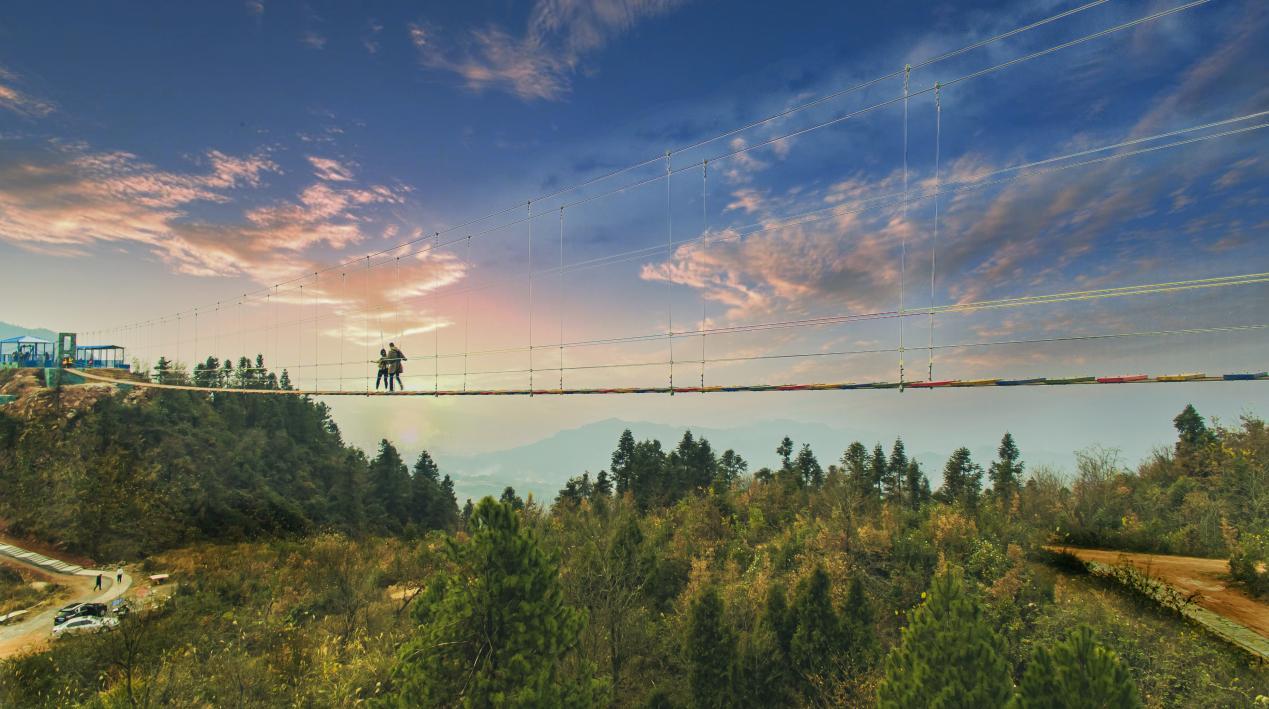 ▲土司大营度假区步步惊心挑战桥