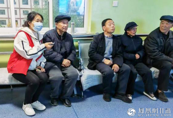 助力“重温经典”频道走进养老机构，手把手指导老人观看节目。