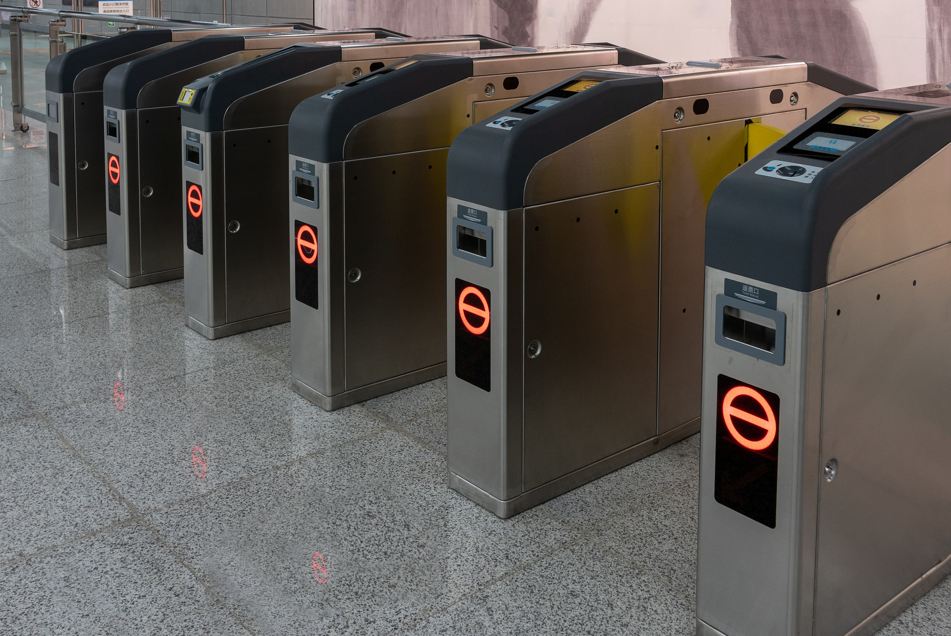 青岛70座地铁站试行闸机常开 正确过闸抓住这几个要点