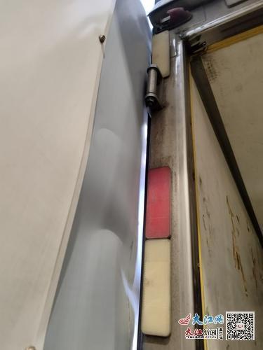 王先生提供的现场照片，车与装卸台之间仍有缝隙。王先生称装卸台原本就有凹凸不平的撞痕。