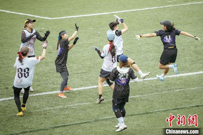 中国女子飞盘公开赛在重庆举行飞盘女将在绿茵场上展英姿