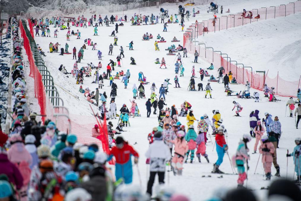 2023年12月，游客在神农架国际滑雪场滑雪。新华社记者 伍志尊 摄