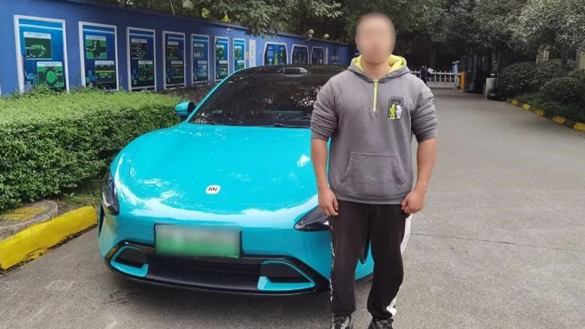 男子凌晨驾驶小米汽车“烧胎炸街”，事后还下车欣赏漂移痕迹，警方：行政拘留5日