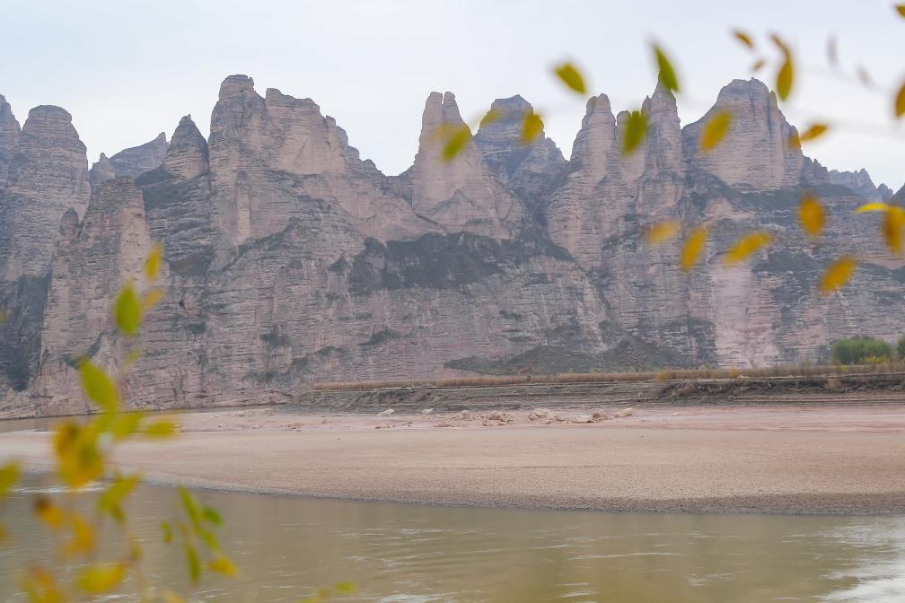 这是11月11日拍摄的炳灵寺石窟丹霞峰丛