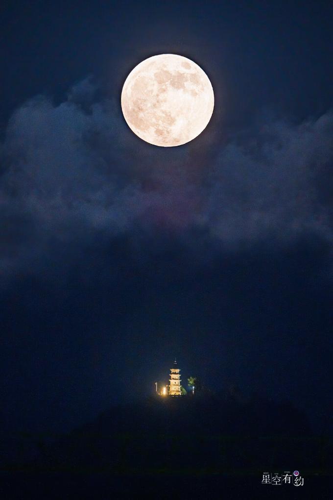 2024年10月17日晚在浙江省台州市黄岩区拍摄的“超级月亮”。（徐方华摄，星联CSVA供图）