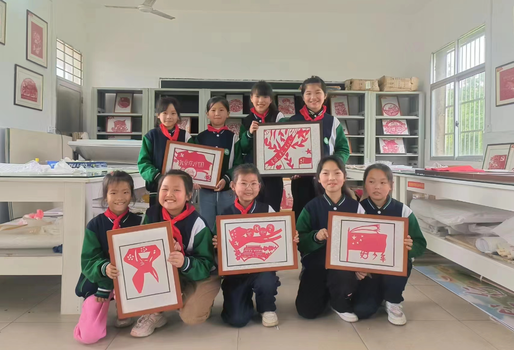 夏畈镇中心小学在剪纸装裱室组织学生开展“五一”剪纸装裱实践活动。孔潇琦/摄