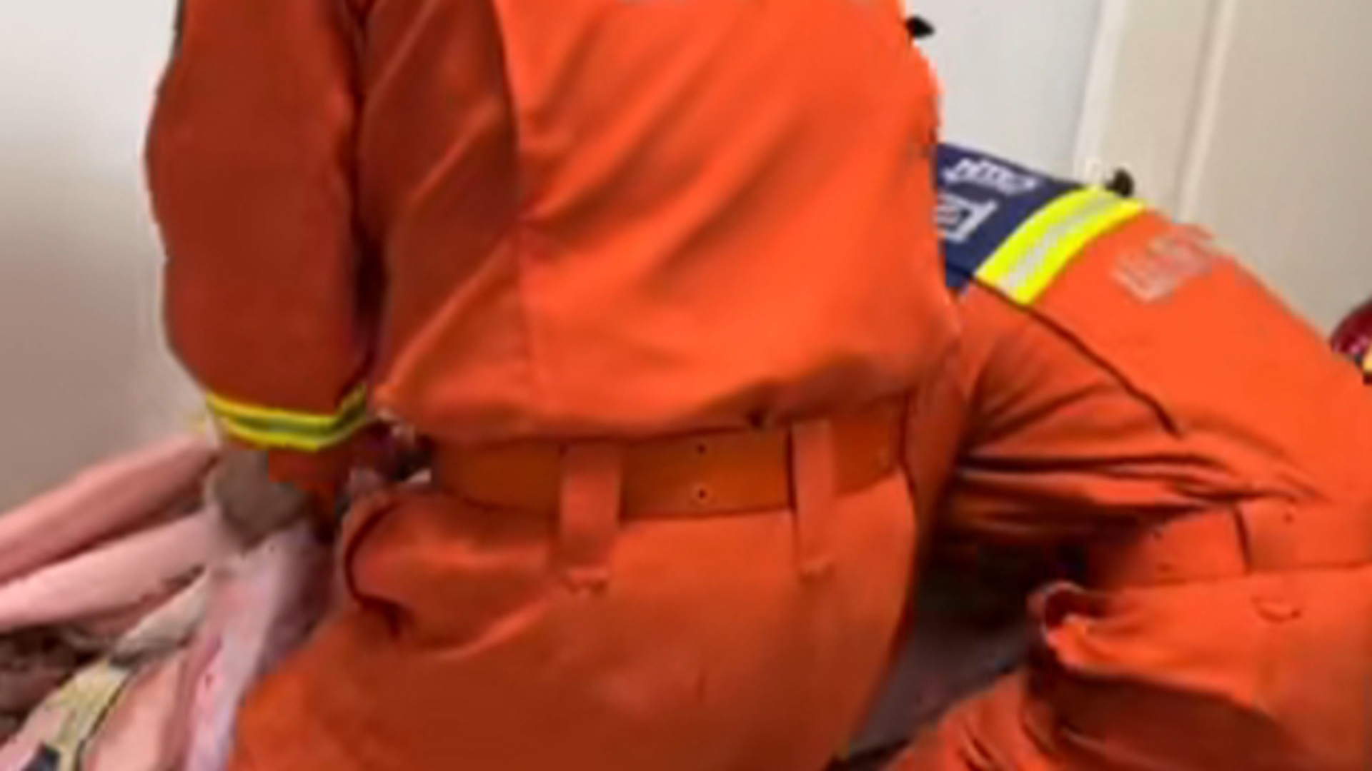 六层被子！小伙午睡翻身卡床边求助119，消防连人带被将人救出