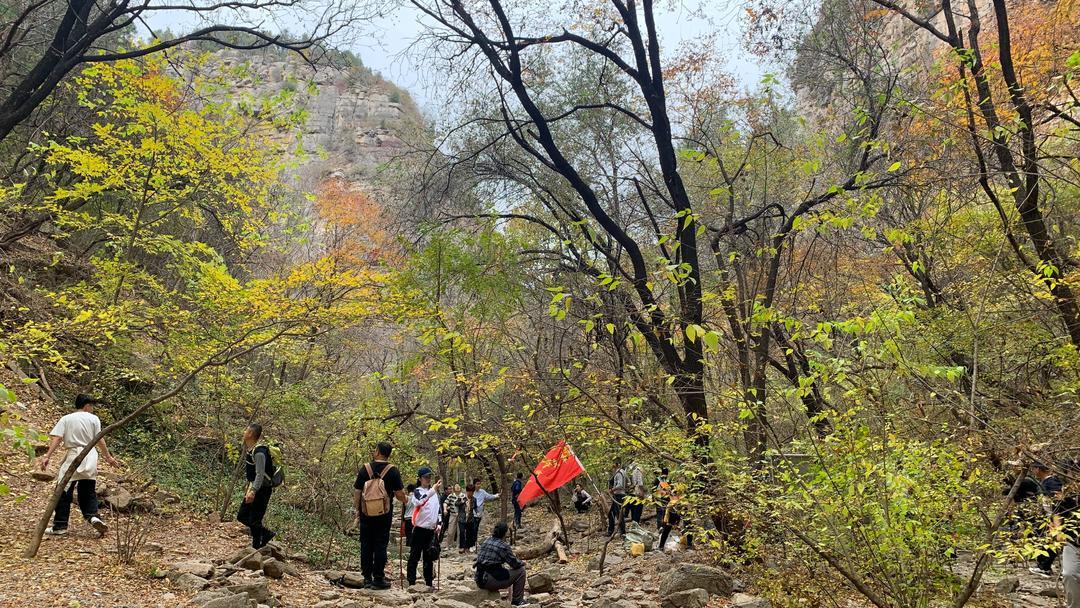 济南藏龙涧：峡谷深涧鬼斧神工 危崖生树景色奇崛