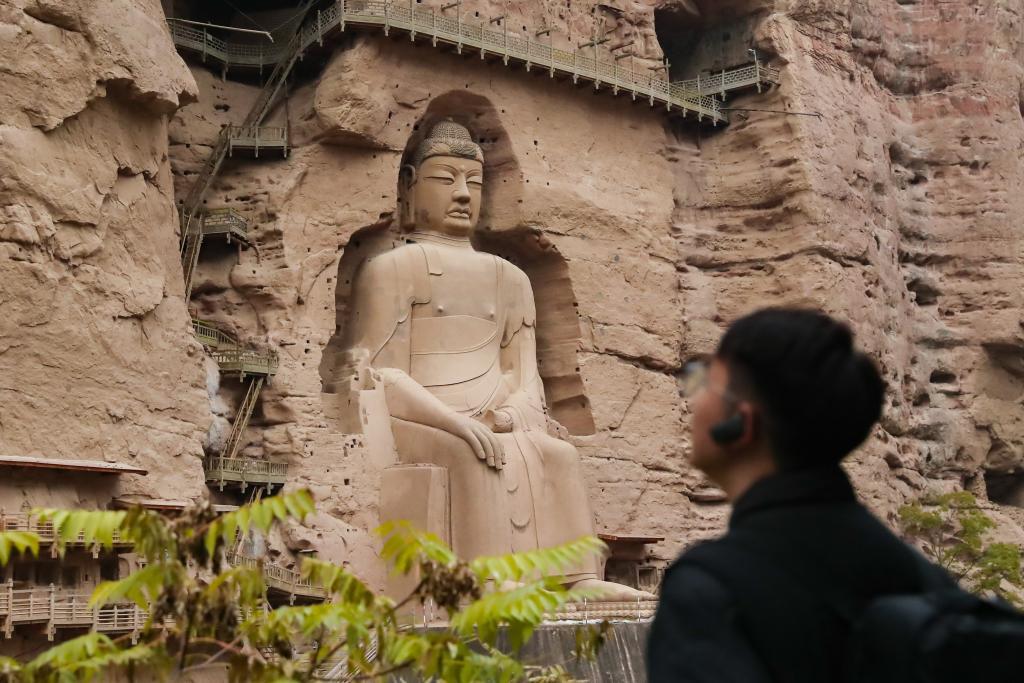11月11日,游客在炳灵寺石窟参观。