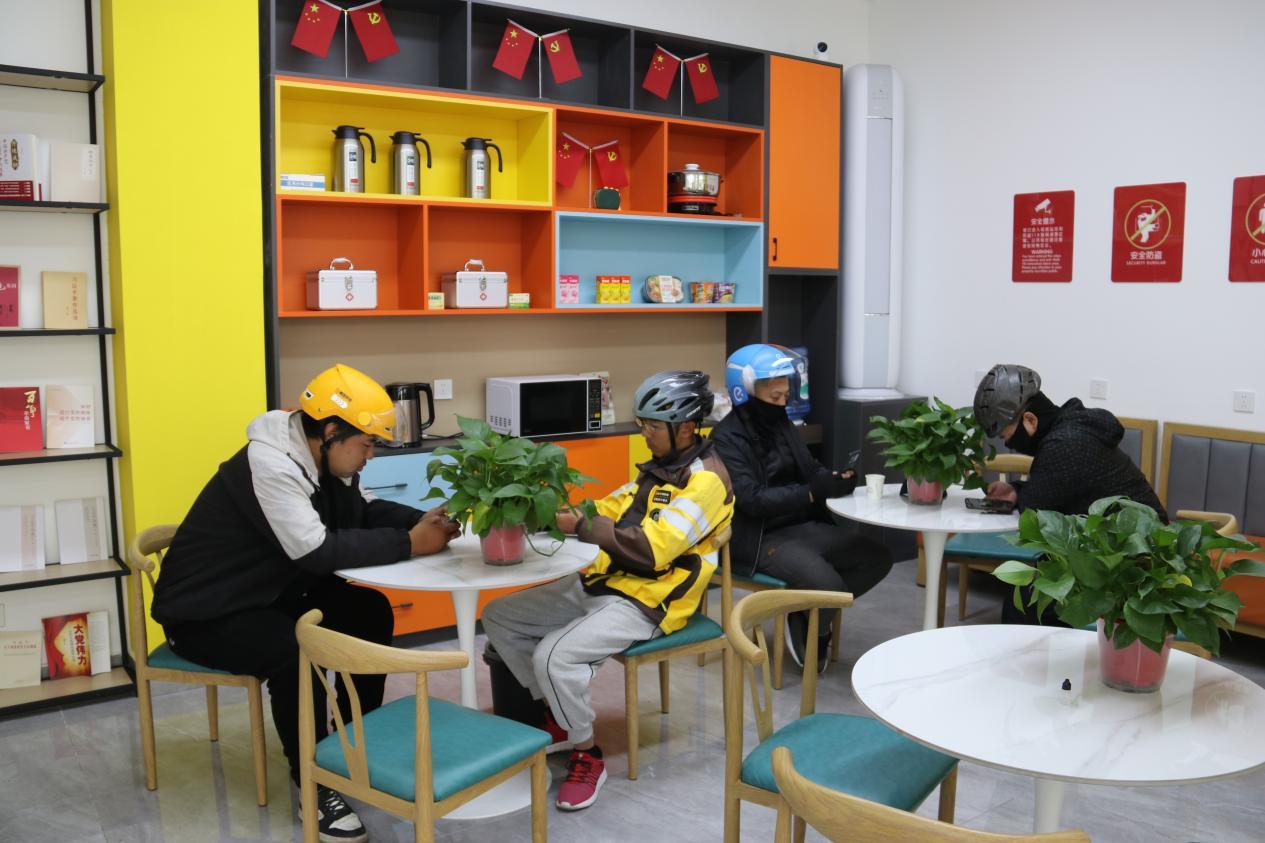 外卖小哥在福家驿站内歇脚