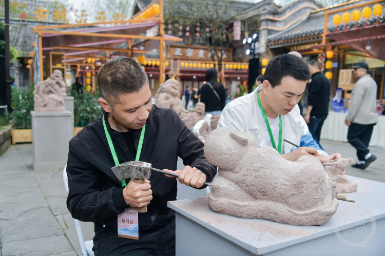 本次大会举行期间一同举行的巴渝文创集市