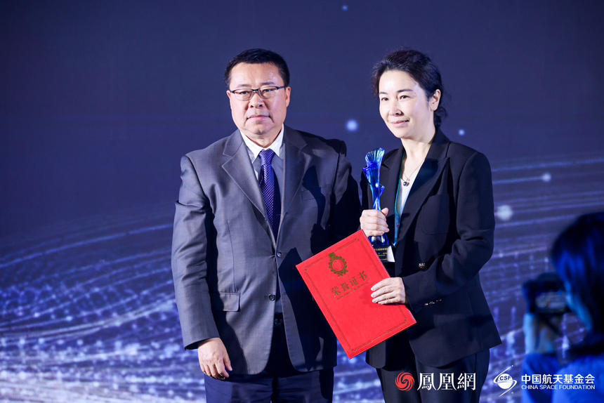 凤凰卫视编委、凤凰网总编辑邹明为领奖代表颁奖